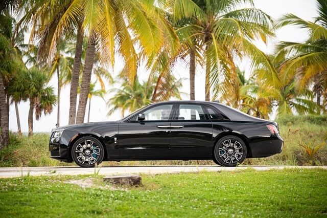 Rolls-Royce-Ghost-black-badge-than-xe