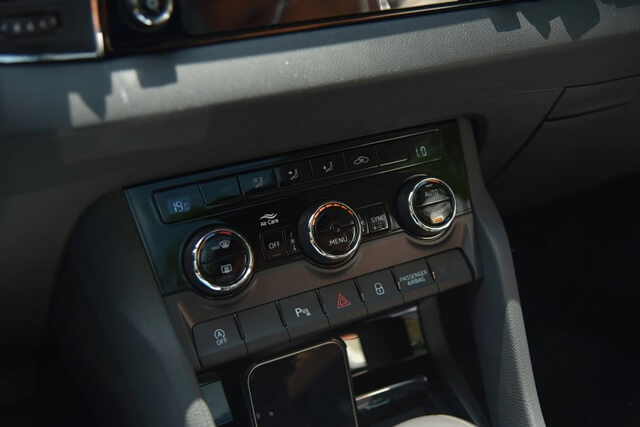 Skoda-Karoq-nut-chinh-chuc-nang