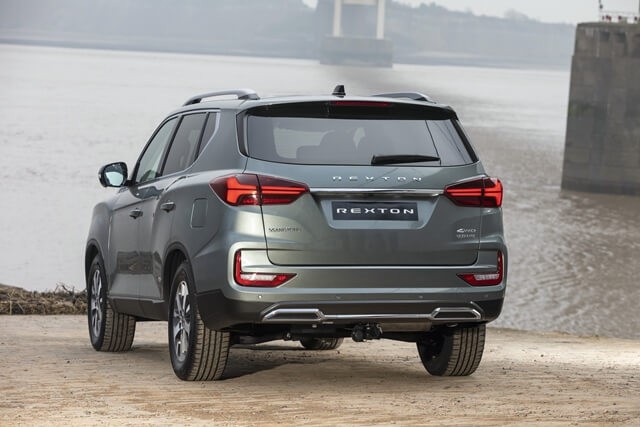 SsangYong-Rexton-duoi-xe