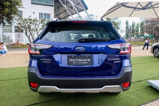 Subaru-Outback-facelift-duoi-xe