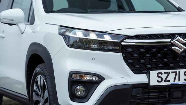 Suzuki-SX4-S-Cross-2022-den-chieu-sang