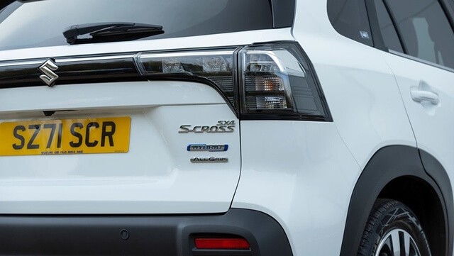 Suzuki-SX4-S-Cross-2022-den-hau
