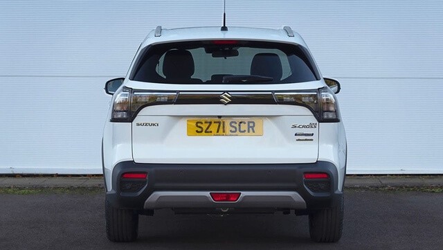 Suzuki-SX4-S-Cross-2022-duoi-xe