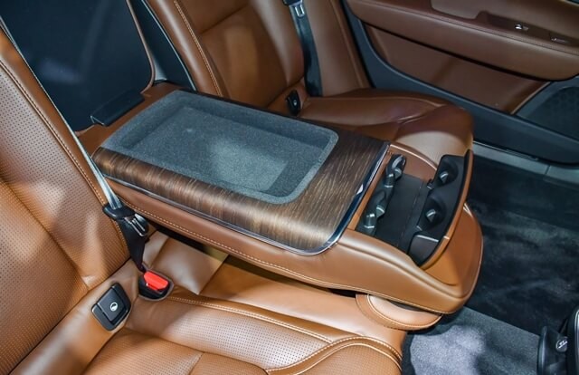 Volvo-S90-be-ty-tay-hang-ghe-thu-2