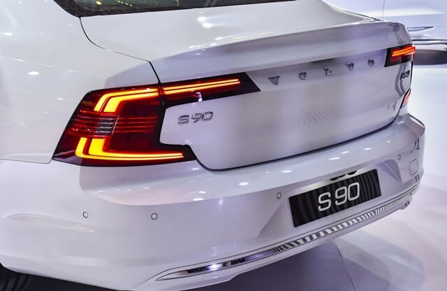 Volvo-S90-duoi-xe