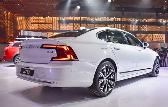 Volvo-S90-hong-va-duoi-xe