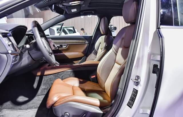 Volvo-S90-khoang-lai-nhin-tu-cua-xe