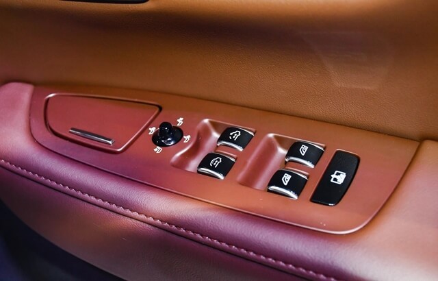 Volvo-S90-nut-dieu-chinh-canh-cua