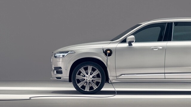 Volvo-XC90-cong-sac-pin
