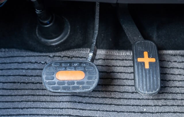 Wuling-Hongguang-mini-EV-chan-ga-chan-phanh