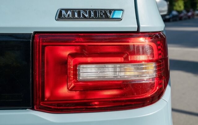 Wuling-Hongguang-mini-EV-den-hau