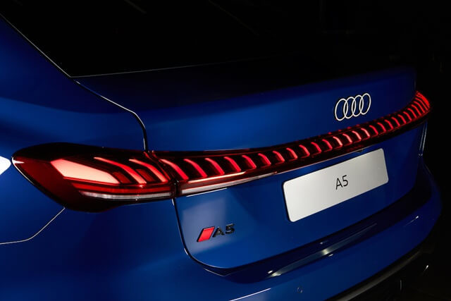audi-a5-den-duoi-xe