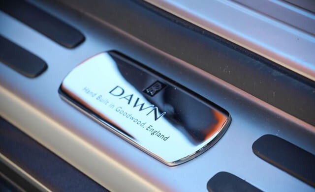 bac-len-xuong-Rolls-Royce-Dawn
