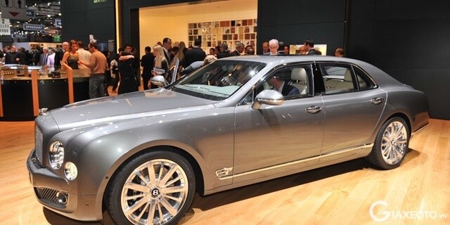 bentley-mulsanne-driving