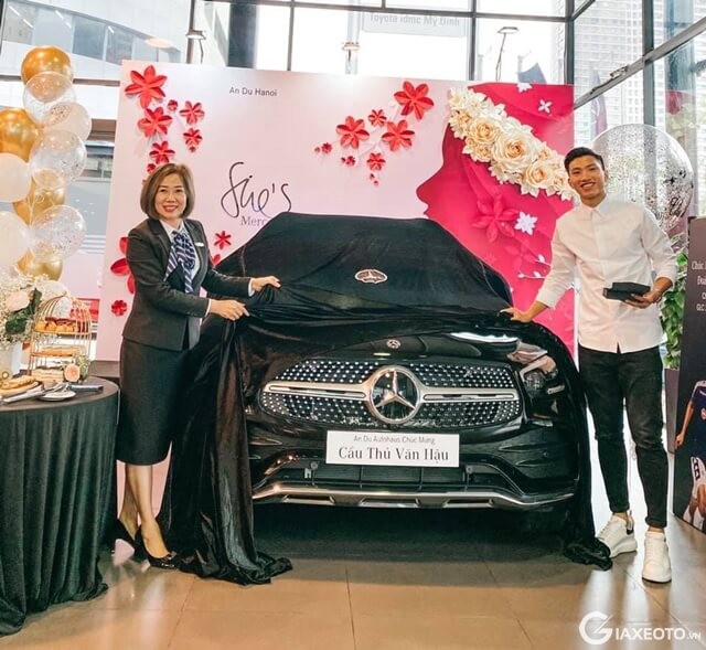 cau-thu-doan-van-hau-mua-xe-mercedes-benz-glc-300