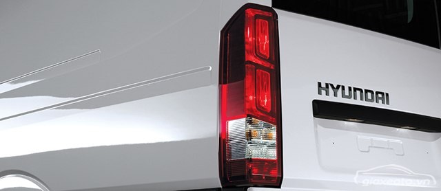 chi-tiet-den-sau-xe-hyundai-solati-16-cho