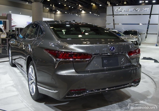 chi-tiet-duoi-xe-lexus-ls500h
