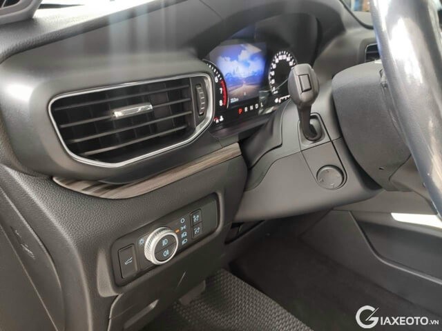 cua-gio-xe-ford-explorer-2023