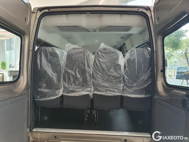 cua-sau-ford-transit-2023