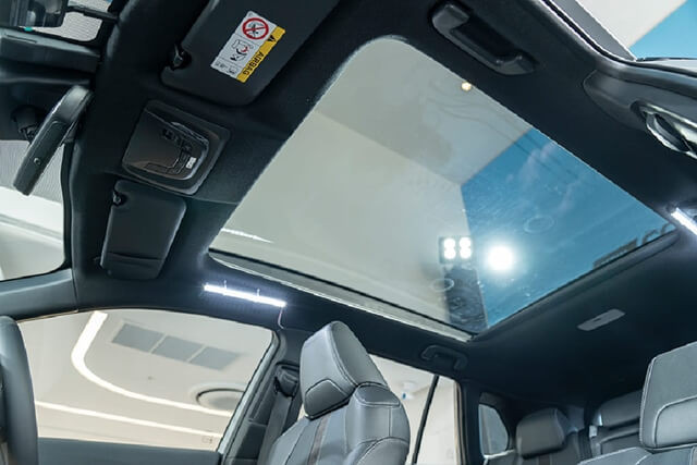 cua-so-troi-xe-toyota-corolla-cross-hev-hybrid-2025