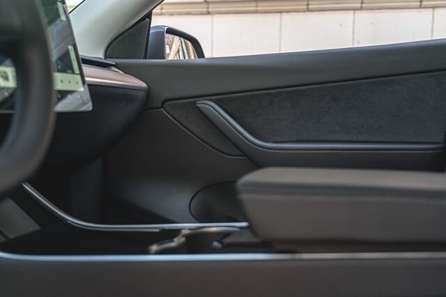 cua-xe-tesla-model-y
