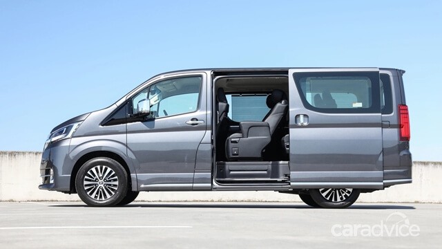 cua-xe-toyota-granvia
