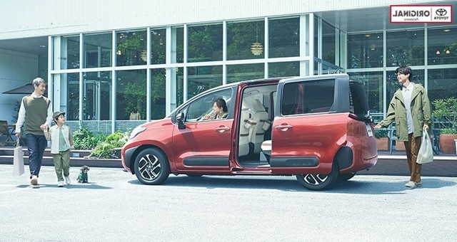 cua-xe-toyota-sienta