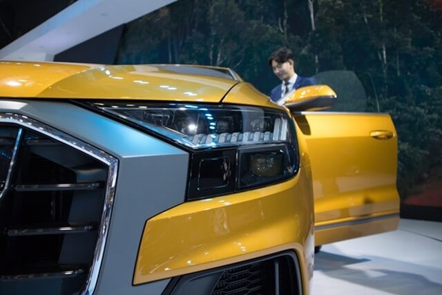 cum-den-truoc-xe-Audi-Q8