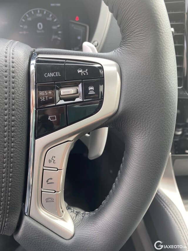 dam-thoai-ranh-tay-xe-mitsubishi-pajero-sport