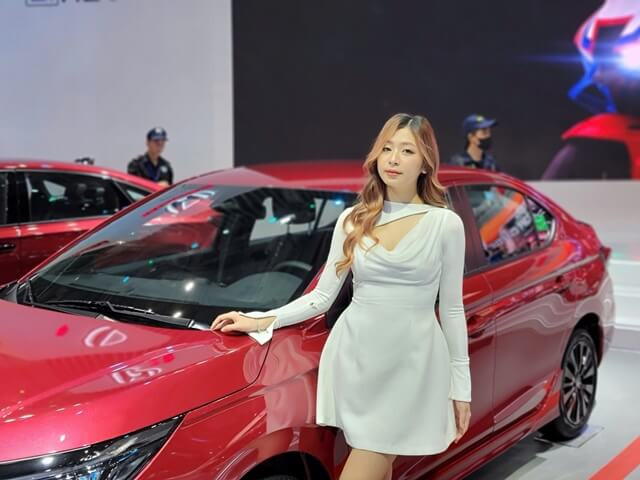 dan-nguoi-mau-gian-hang-honda-vms-2024