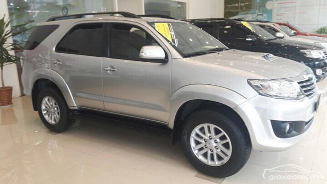 danh-gia-ngoai-that-toyota-fortuner-cu-mau-bac