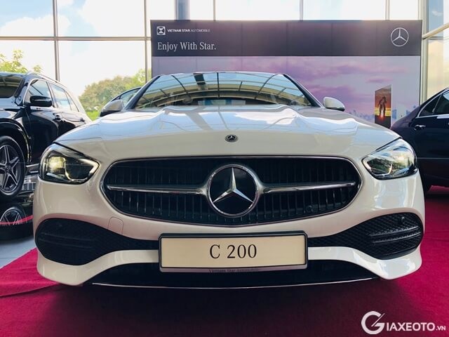dau-xe-mercedes-benz-c200-mau-trang