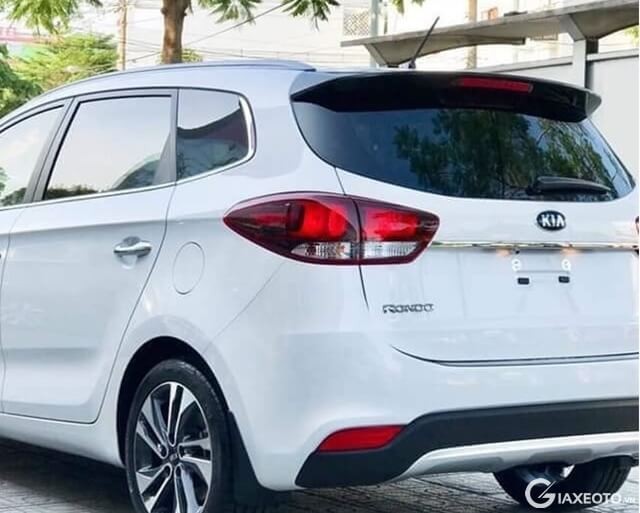 den-hau-xe-kia-rondo