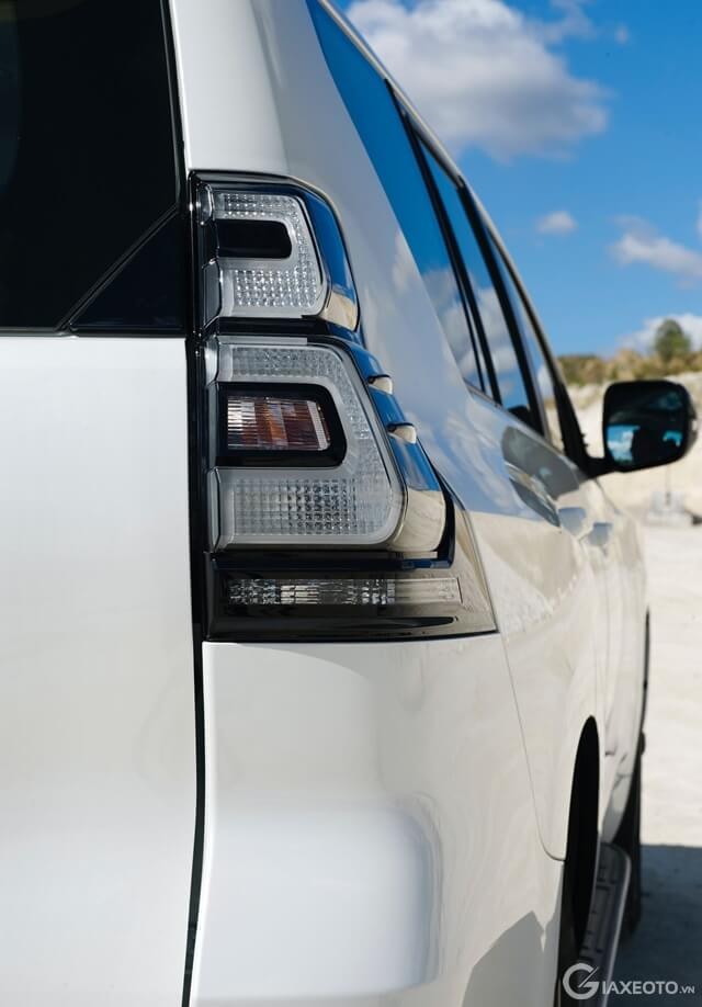 den-hau-xe-toyota-prado-2022