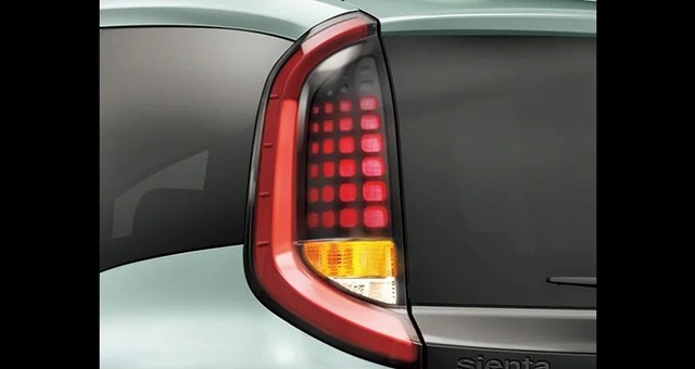 den-hau-xe-toyota-sienta