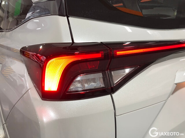 den-hau-xe-toyota-veloz-2025