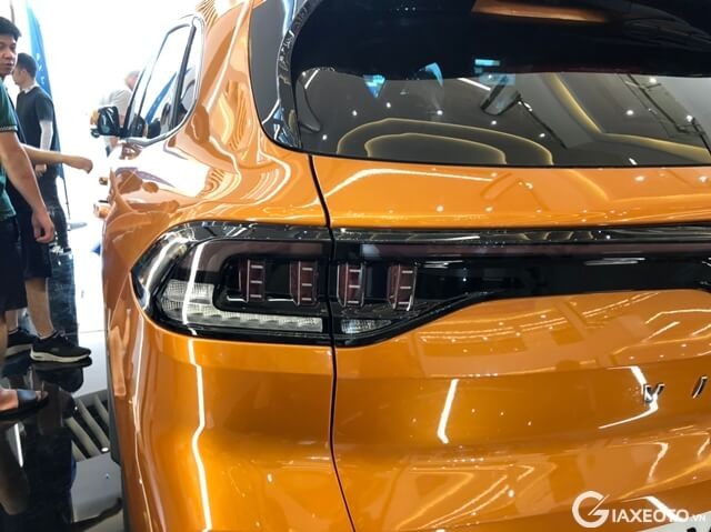 den-hau-xe-vinfast-vf8