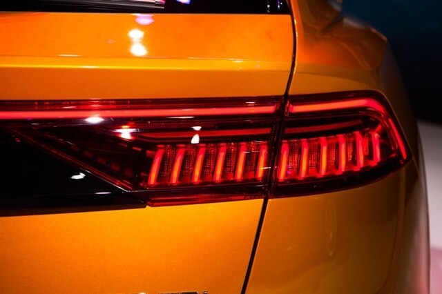 den-sau-xe-Audi-Q8