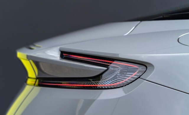 den-sau-xe-aston-martin-db11