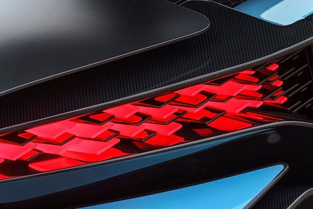 den-sau-xe-bugatti-chiron-divo
