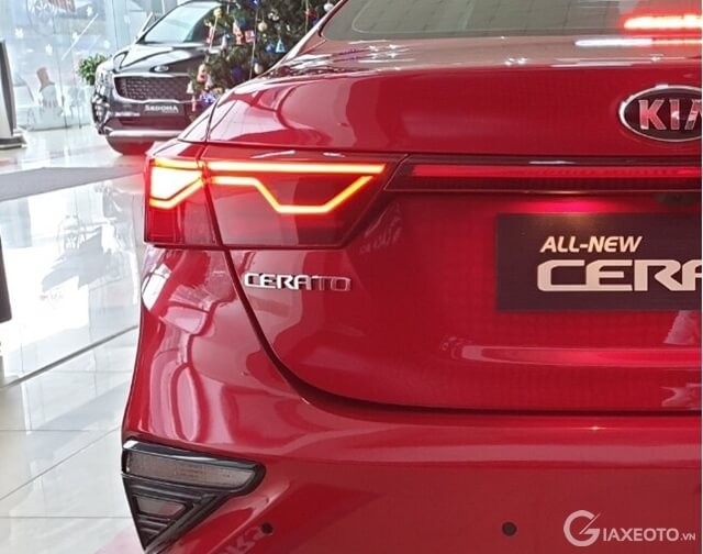 den-sau-xe-kia-cerato-mau-do