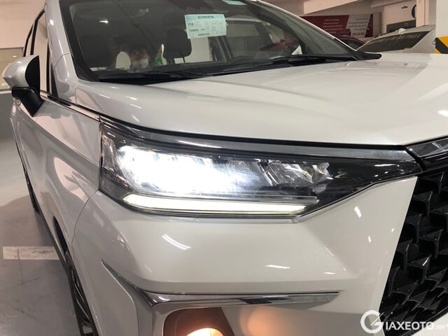 den-truoc-toyota-veloz-cross-2023