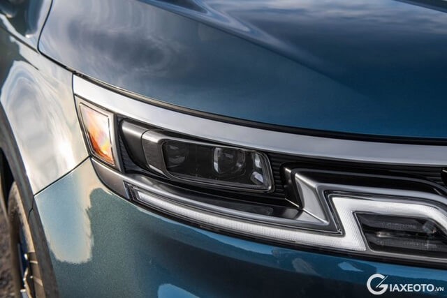 den-truoc-xe-Kia-Carnival