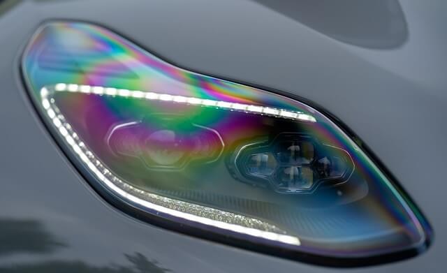 den-truoc-xe-aston-martin-db11