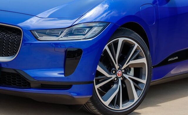 den-truoc-xe-jaguar-i-pace