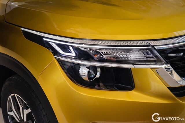 den-truoc-xe-kia-seltos