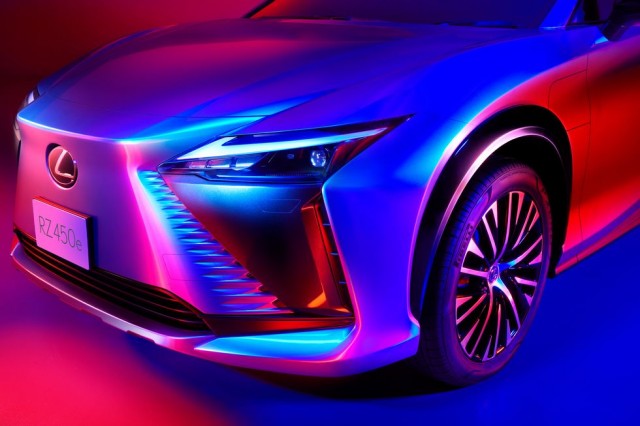 den-truoc-xe-lexus-rz-450e