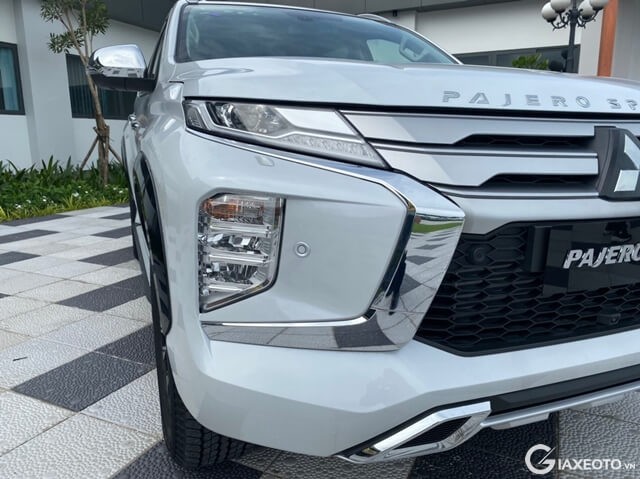 den-truoc-xe-mitsubishi-pajero-sport