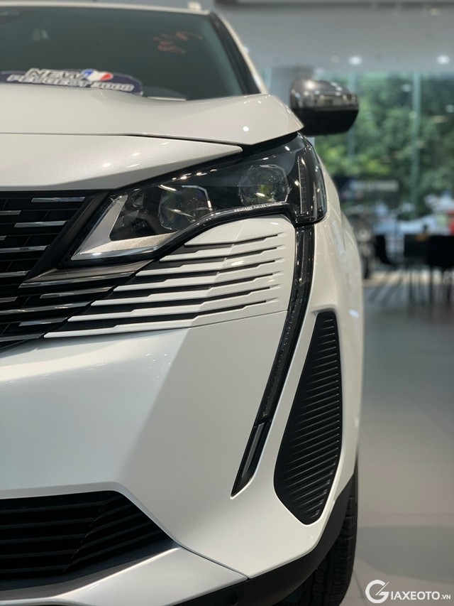 den-truoc-xe-peugeot-5008