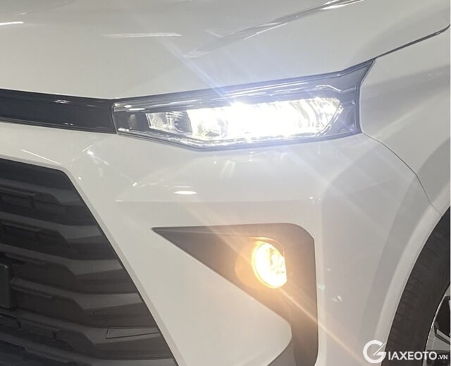 den-truoc-xe-toyota-avanza-2022